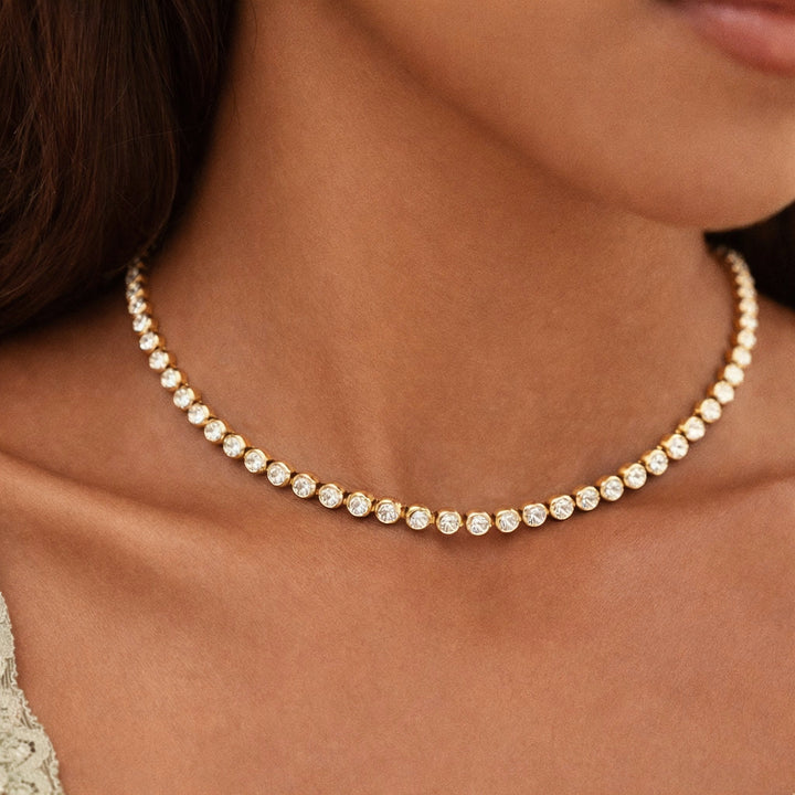 Elegante goldfarbene Damen Kette mit detailliertem Schildkröten-Anhänger und schimmerndem Perlmutt, wasserfest.