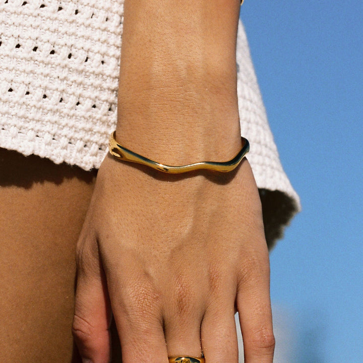 Wasserfester Gold-Armreif, Damen Wellen Design, aus hochwertigem Edelstahl, modern.