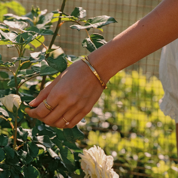 Geschenkidee: Eleganter Damen Gold Armreif Wellenform, wasserdicht & hypoallergen. Schmuck aus Edelstahl.