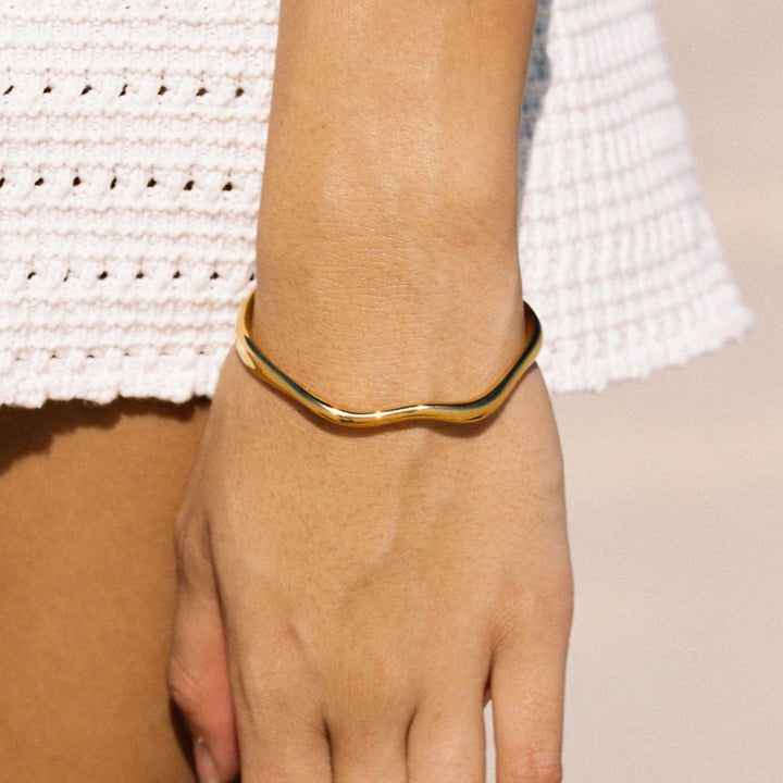 Goldener Damen Wellen Armreif aus wasserfestem Edelstahl, elegant & hypoallergen.