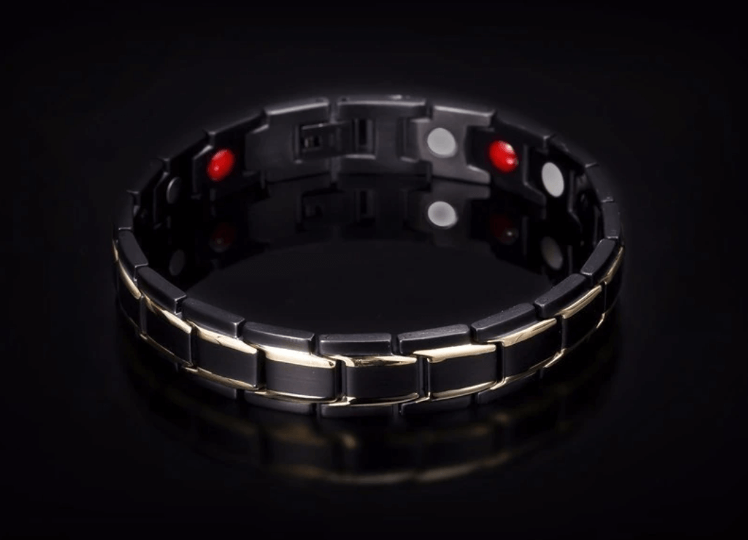 Detailaufnahme: Hochwertiges Edelstahl-Magnetarmband CoreFlex mit gebürsteter Oberfläche für Herren.