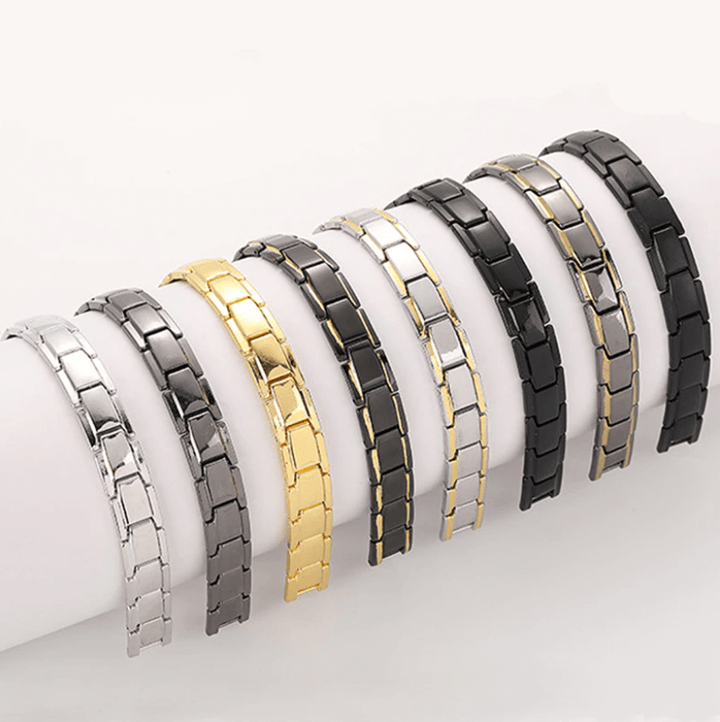 Vielseitiges Herrenarmband CoreFlex aus Edelstahl. Ideal für Business und Freizeit, stilvoll und energiereich.
