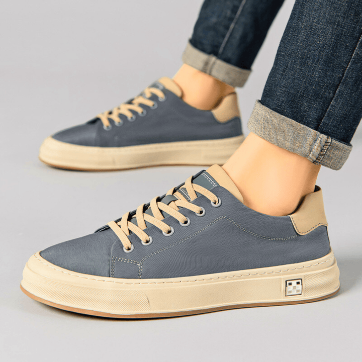 Detaillierte Ansicht der atmungsaktiven Textur und der leichten Sohle der Herren Low-Top Sneakers.