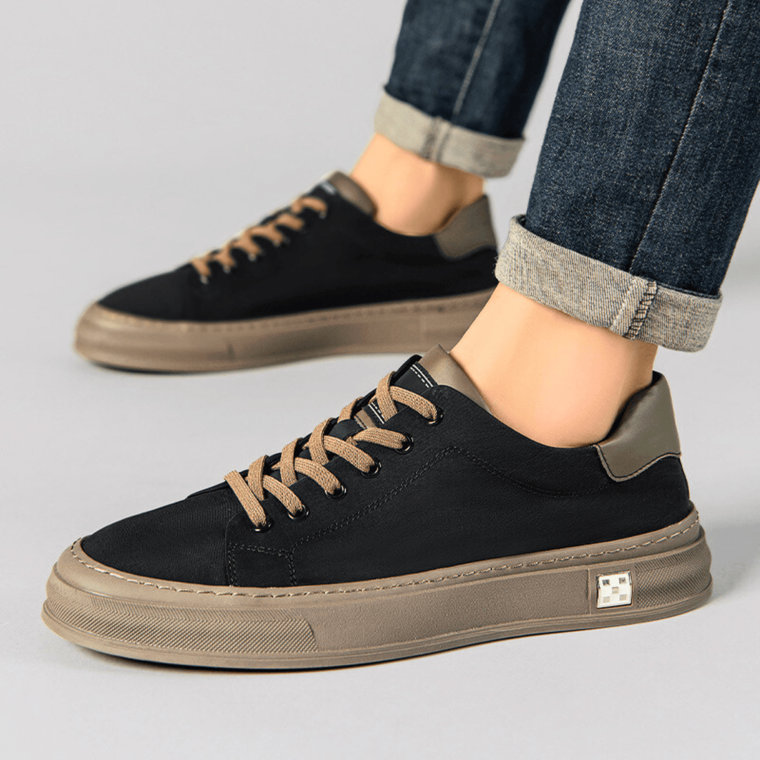 Robuste, leichte Sohle der Herren Low-Top Sneakers für optimalen Grip und Komfort bei jedem Schritt.