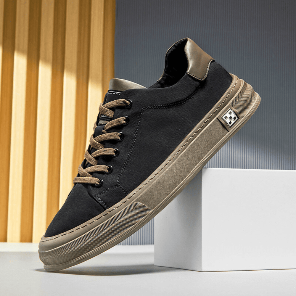 Bequeme Herren Sneakers mit weicher Polsterung. Diese Low-Top Alltagsschuhe bieten Dämpfung und Halt.