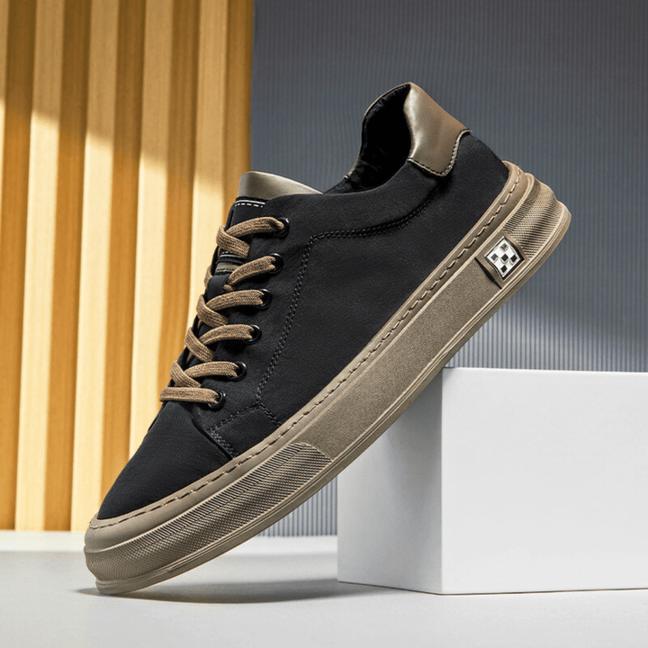 Bequeme Herren Sneakers mit weicher Polsterung. Diese Low-Top Alltagsschuhe bieten Dämpfung und Halt.