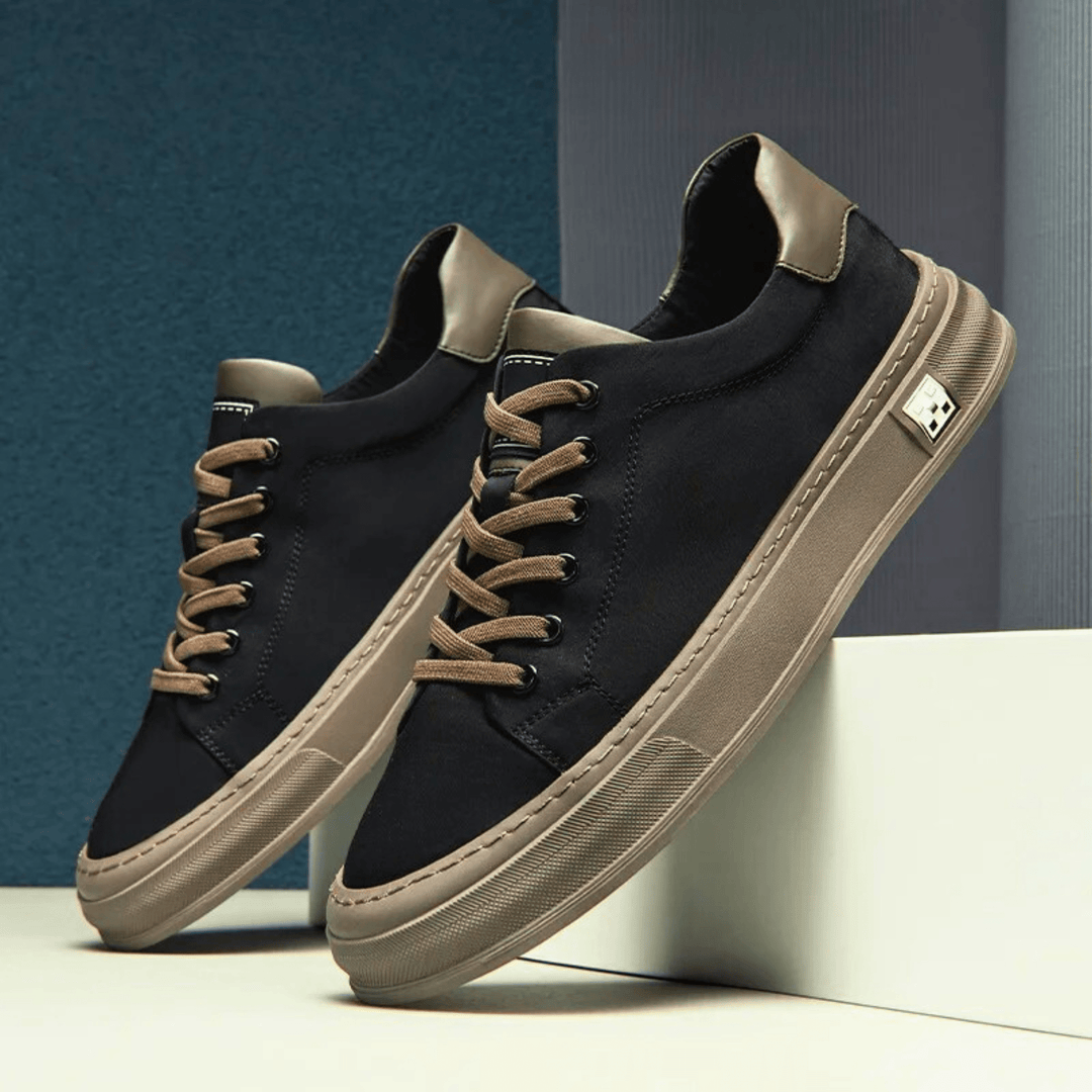 Profilansicht der sportlichen Herren Low-Top Sneakers, die Leichtigkeit und modernen Stil vereinen.