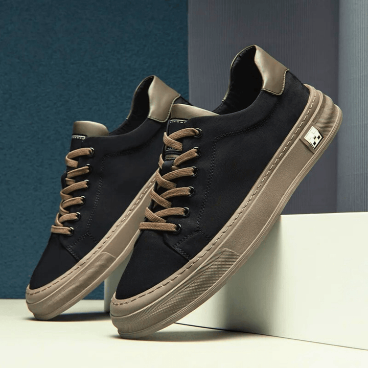 Profilansicht der sportlichen Herren Low-Top Sneakers, die Leichtigkeit und modernen Stil vereinen.