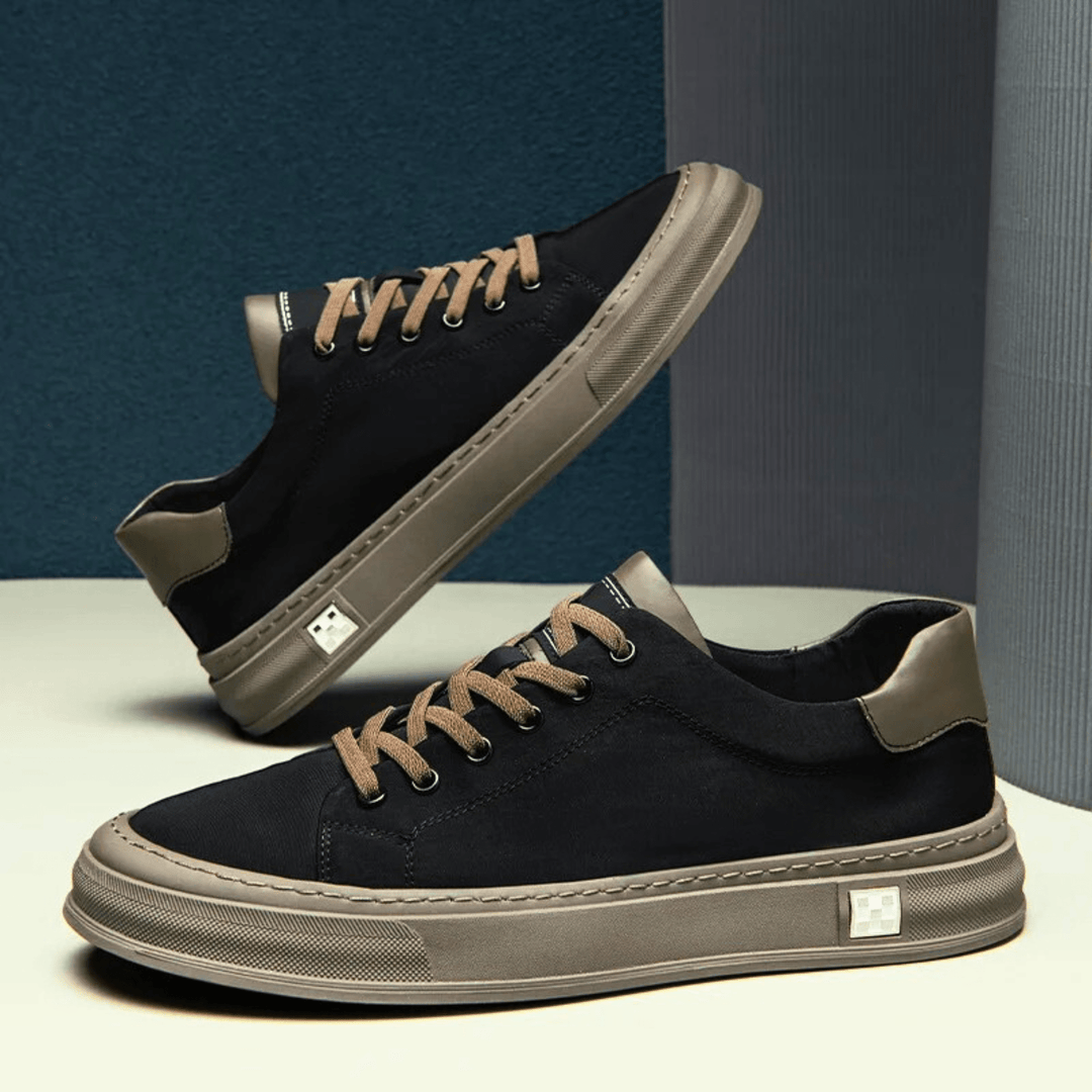 Ein Mann trägt bequeme, federleichte Herren Low-Top Sneakers, ideal für einen aktiven Lebensstil.