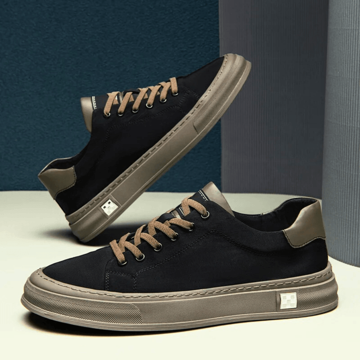 Ein Mann trägt bequeme, federleichte Herren Low-Top Sneakers, ideal für einen aktiven Lebensstil.