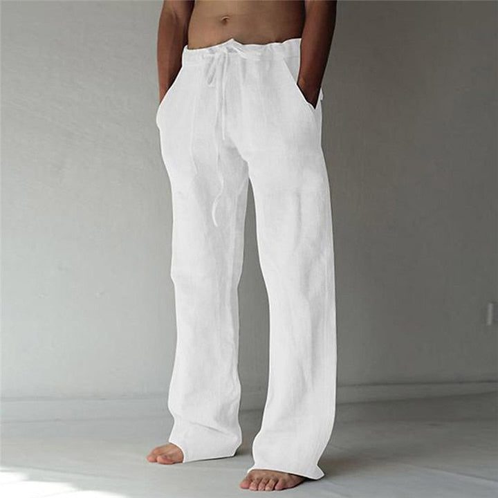 Helle Herren Leinenhose Elias mit weitem Schnitt; perfekt als lässige Sommerhose für entspannte Tage.
