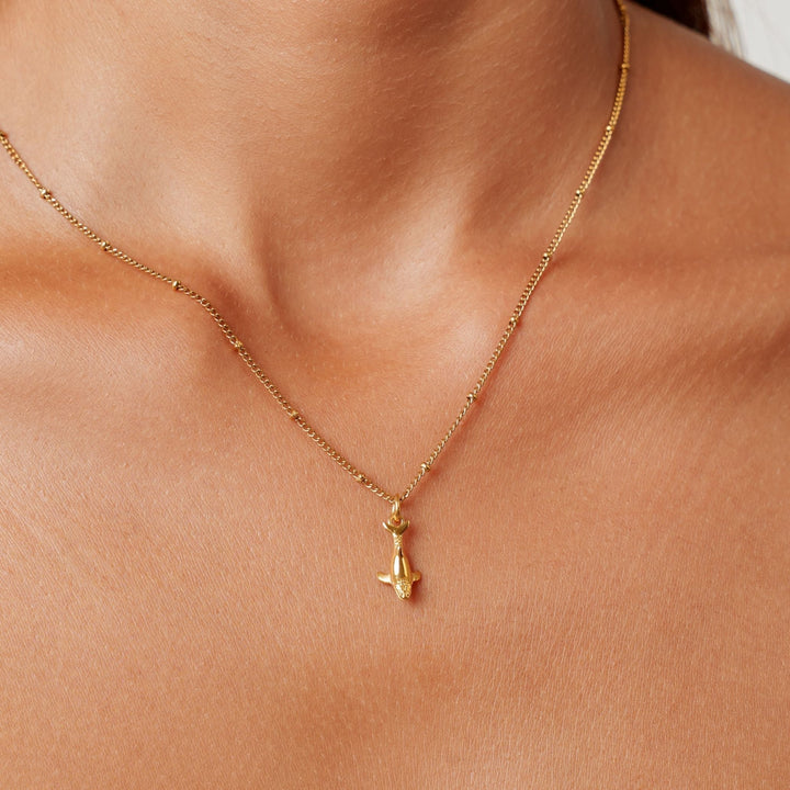 Minimalistische Goldkette für Damen mit goldenem Wal Anhänger, aus wasserfestem Edelstahl gefertigt.
