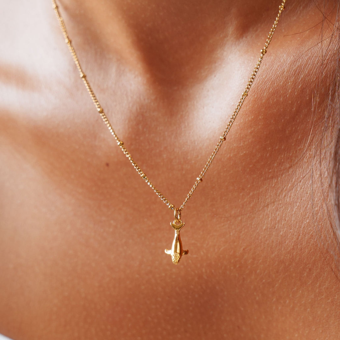 Goldene Damen Halskette: Eleganter Wal Anhänger aus wasserfestem Edelstahl, maritim.