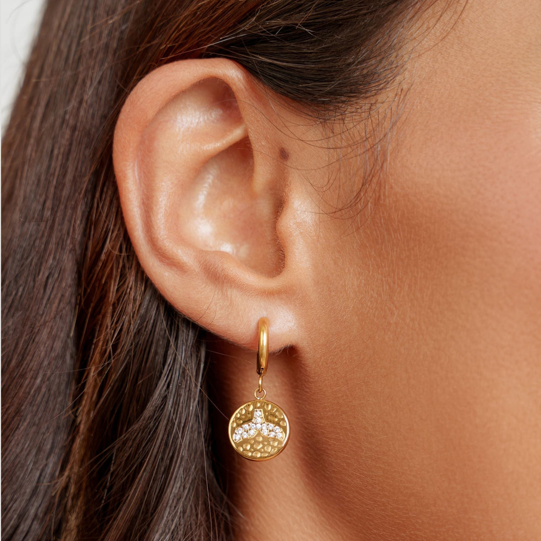 Elegante Damen Gold Huggie Creolen mit Walflossen-Design und Zirkon. Wasserfeste, maritime Edelstahl Ohrringe, perfekt für den Alltag.