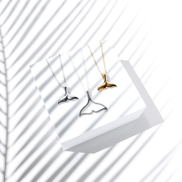 Glänzende Gold-Walflossen-Halskette für Damen, elegantes, maritim inspiriertes Accessoire mit Meer-Charme.