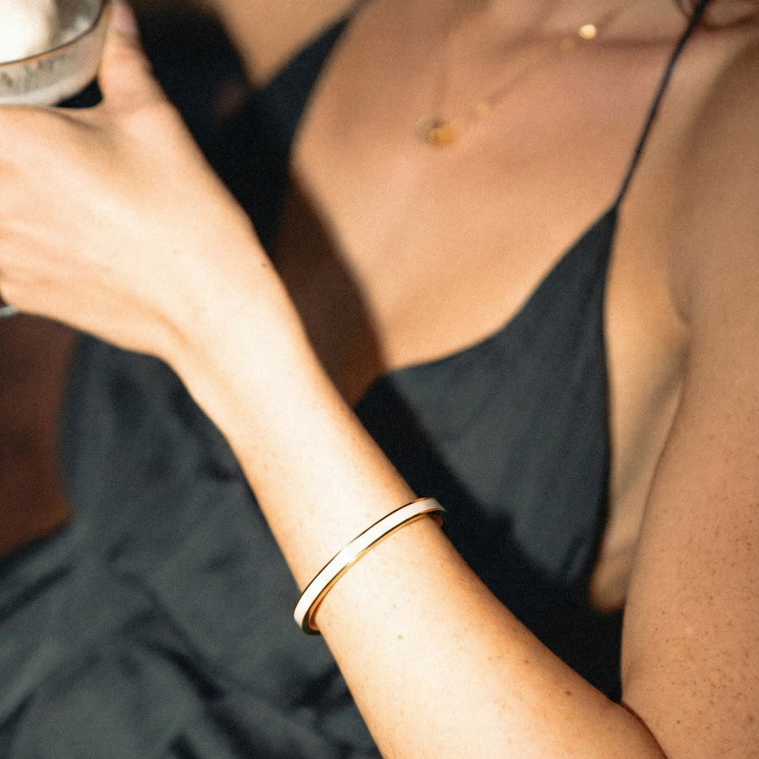 Moderner Damen Armreif Gold-Weiß. Robuster, wasserfester Edelstahl-Schmuck für Allergikerinnen, minimalistisch.