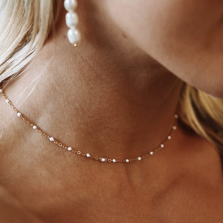 Zeitloser Silber Choker, Damen, Perlenoptik, wasserfest, hypoallergen, robuster Edelstahl.