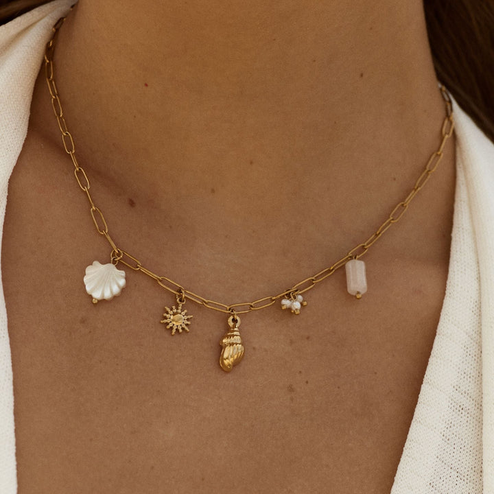 Vergoldete Charm-Halskette mit natürlichen Muscheln & schimmernden Perlen für Damen, maritim.
