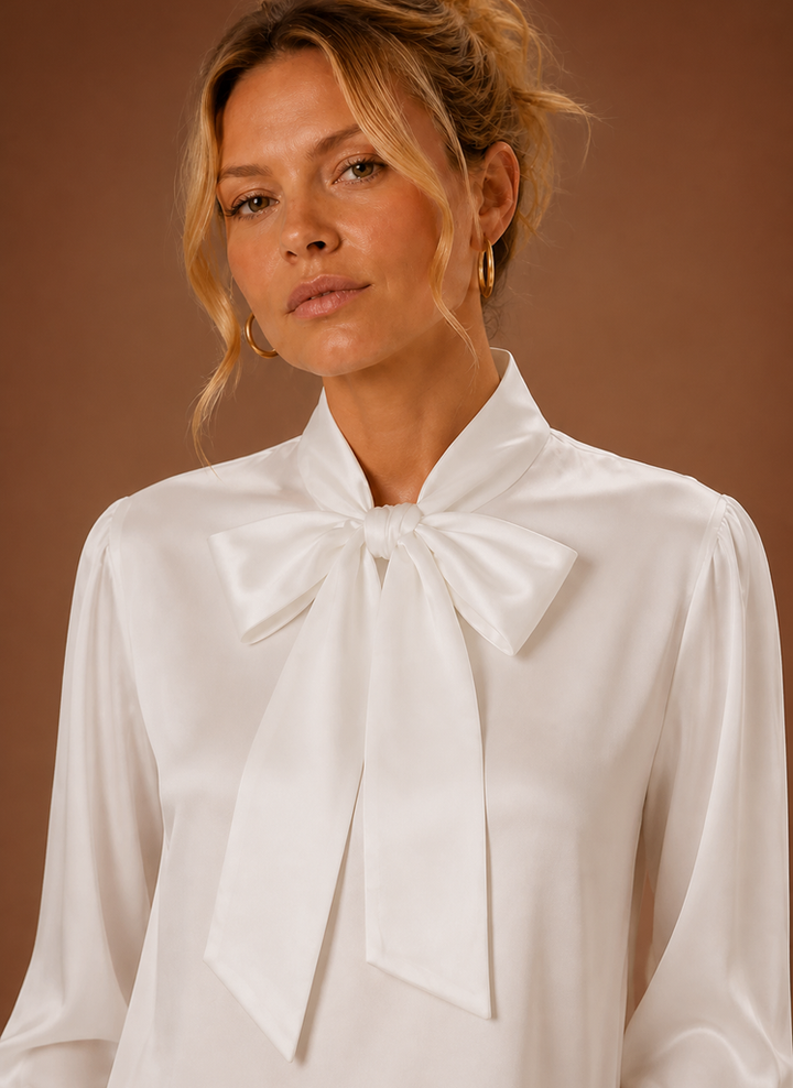 Stilvolle blaue Satin-Bluse für Damen, Business Casual und festliche Anlässe.