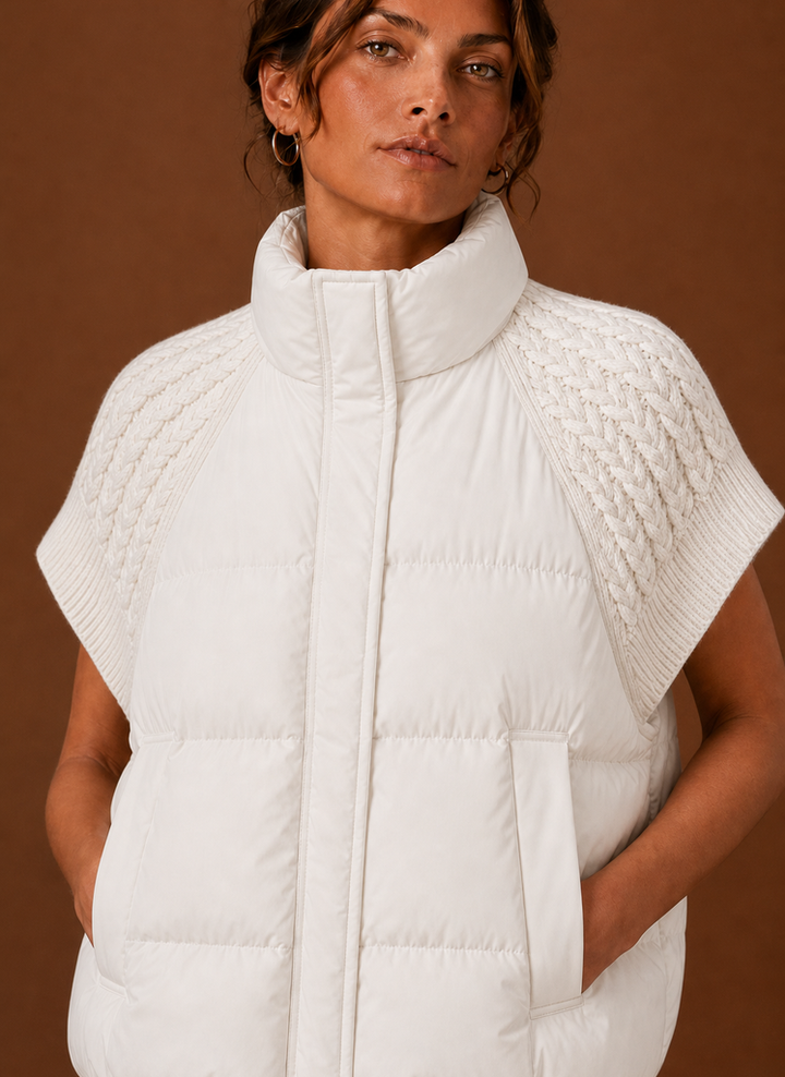 Modische Damen Steppweste mit eleganten Strickeinsätzen, eine ärmellose Option für Damenmode.