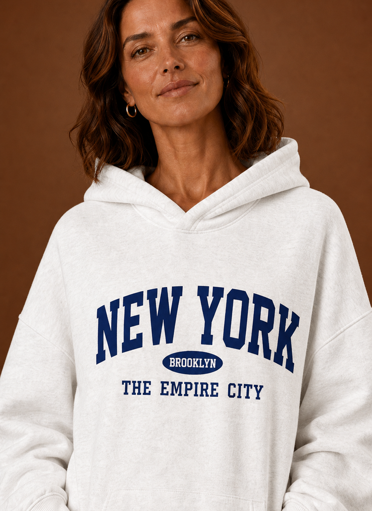 Model trägt weißen Oversized Hoodie mit Print, entspannter Freizeit-Look. Trendige Damenbekleidung.