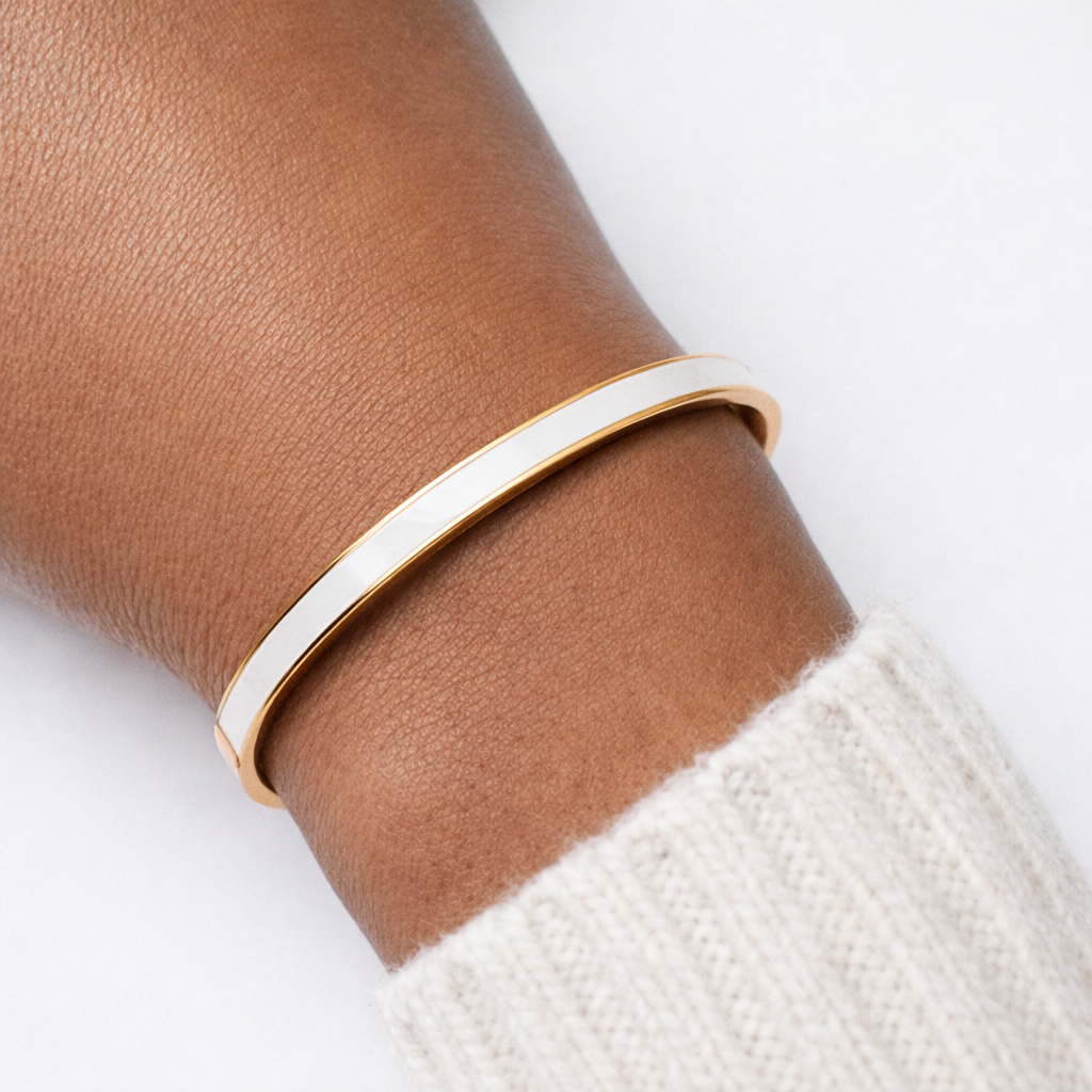 Damen Armreif Gold-Weiß aus wasserfestem Edelstahl, hypoallergen. Minimalistischer Alltagsschmuck für Frauen.