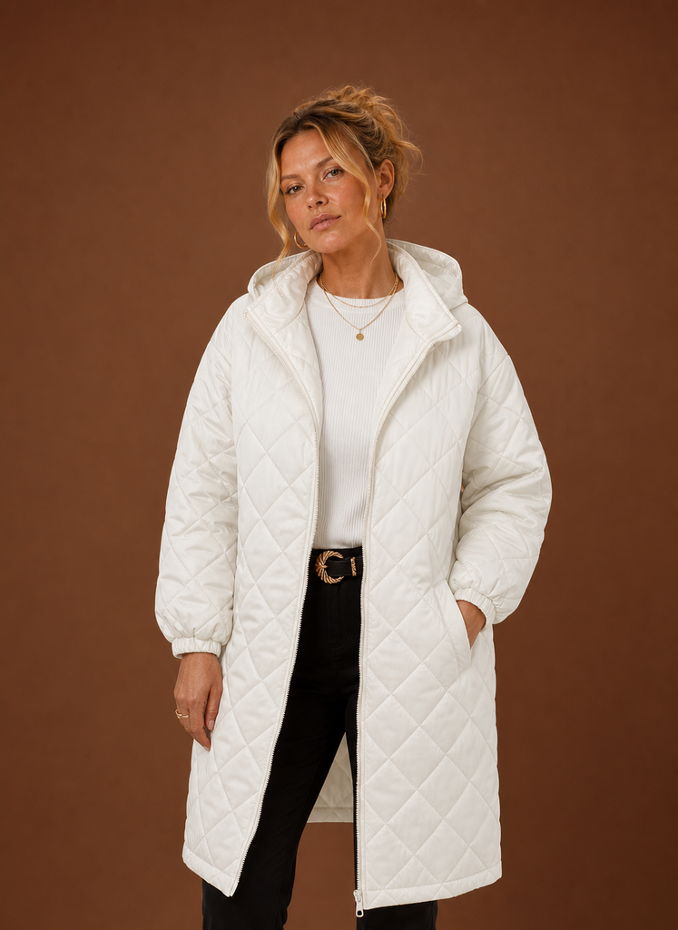 Eleganter Damen Steppmantel mit Kapuze, warm & modern für kalte Wintertage und Freizeit.