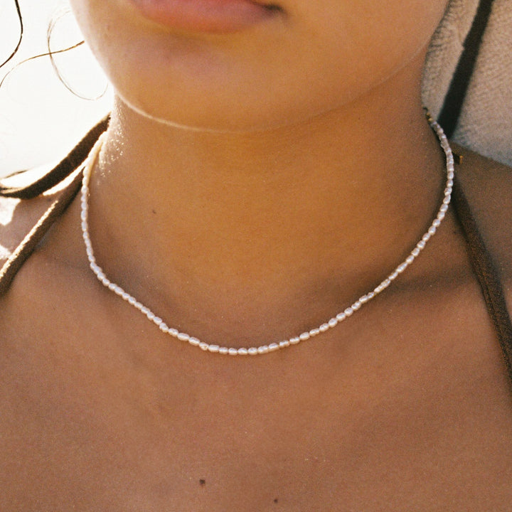 Goldene Süßwasser Perlen Choker Halskette für Damen. Wasserdicht & hypoallergen, eleganter Damenschmuck.