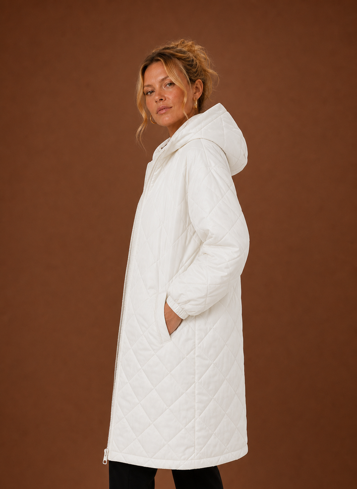 Moderner Damen Steppmantel mit praktischer Kapuze, langer Schnitt für extra Wärme im Winter.