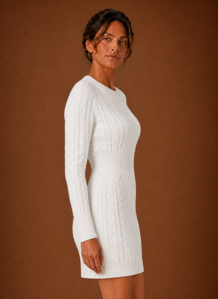Weißes Damen Zopfmuster Minikleid, lange Ärmel, perfekt für gemütliche Herbsttage.