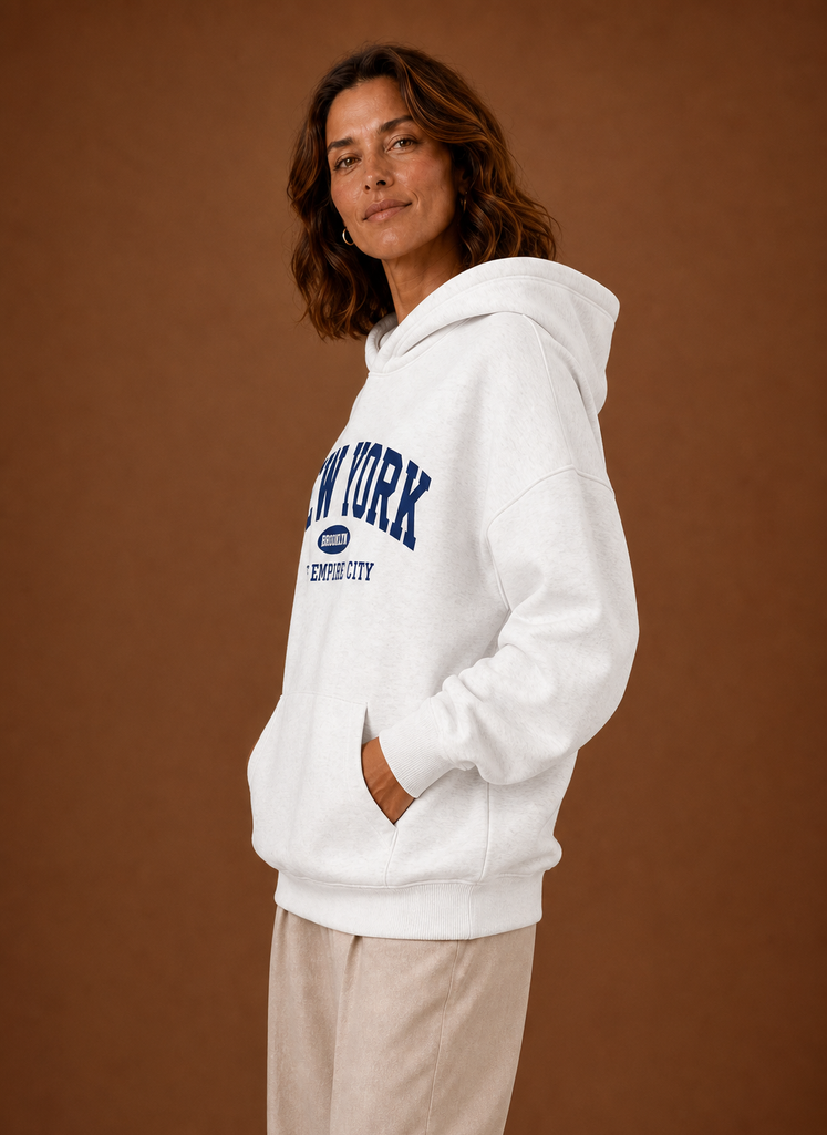 Grauer Oversized Hoodie für Damen, mit coolem Trend-Print. Gemütliche Freizeitbekleidung.