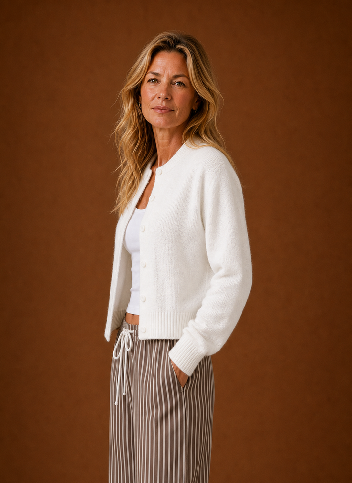 Alltagstauglicher Damen Rundhals Cardigan. Praktische Strickjacke mit Knopfleiste für jede Gelegenheit.