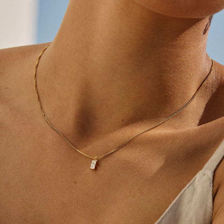 Damen Kristall-Halskette: verstellbarer, wasserfester & hypoallergener Damenschmuck mit funkelndem Anhänger.
