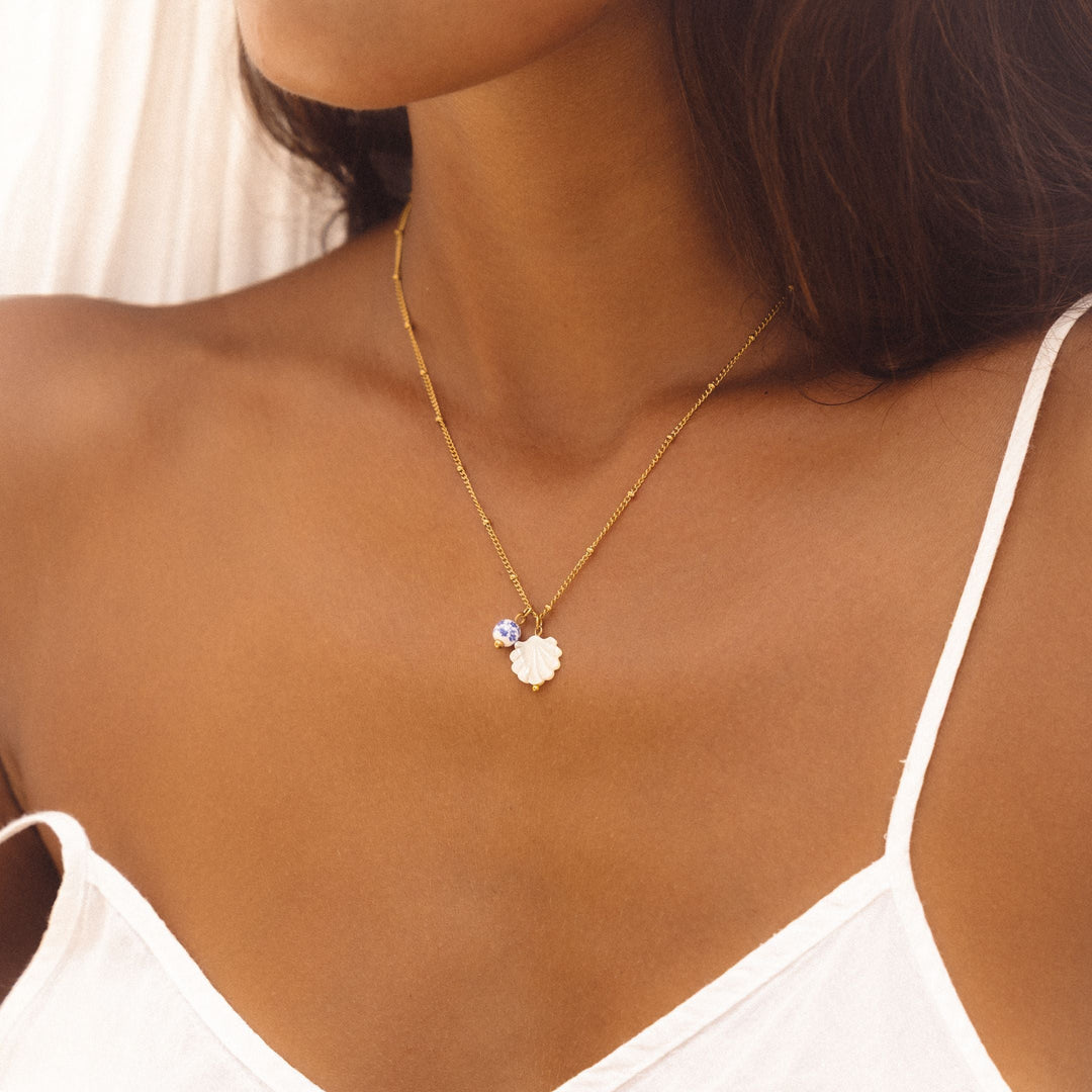 Schicke Damen Halskette als Geschenk, aus Edelstahl, mit Perlmutt Muschel & Keramikperle, elegant.