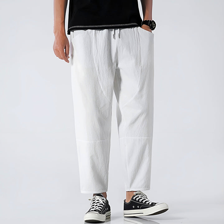 Entspannte Herrenhose, Cropped Design. Perfekt für moderne Streetwear Outfits und Freizeit.