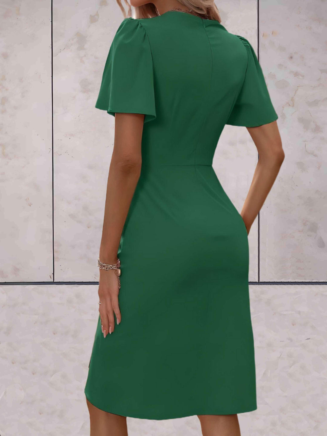 Damen Wickelkleid mit V-Ausschnitt, elegant, knielang, perfekt für festliche Anlässe und Freizeit.