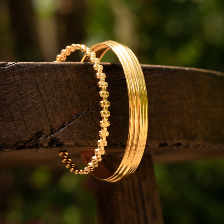 Wasserdichter, verstellbarer Gold Damen Armreif aus Edelstahl mit feinem Perlen-Design. Hypoallergen.