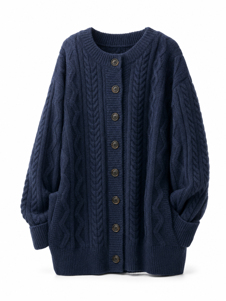 Zeitlose Damen Strickjacke Oversize mit klassischem Zopfmuster. Eleganter Langarm-Cardigan für Wintermode.