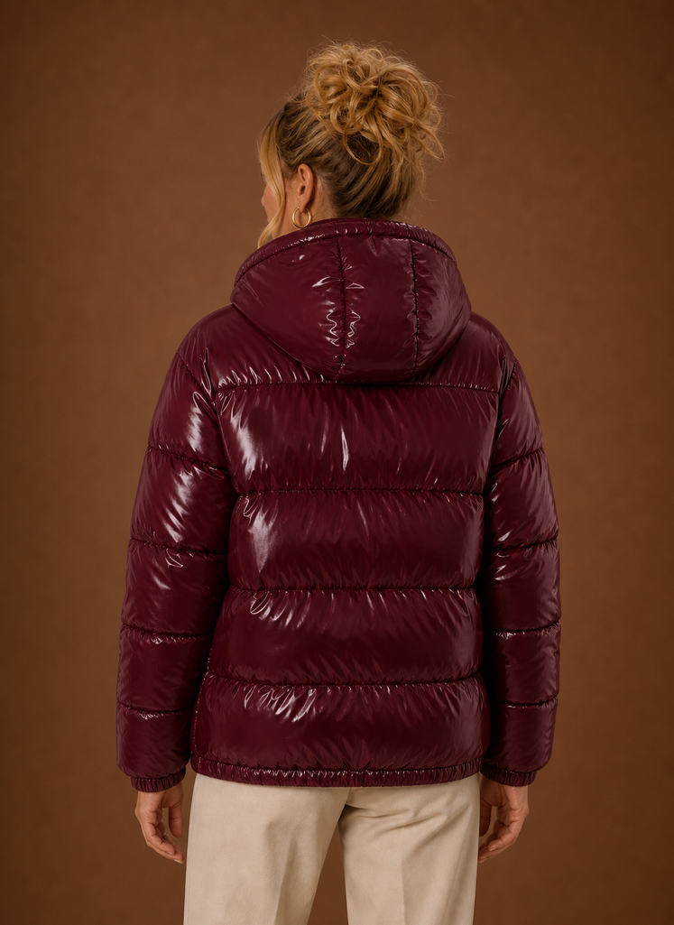 Frontale Ansicht der langen Oversized Steppjacke in Weinrot, modische Damen Winterjacke.
