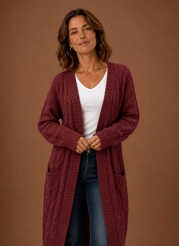 Kuschelige Damen Langstrickjacke mit Kapuze, ideal für gemütliche Herbsttage.