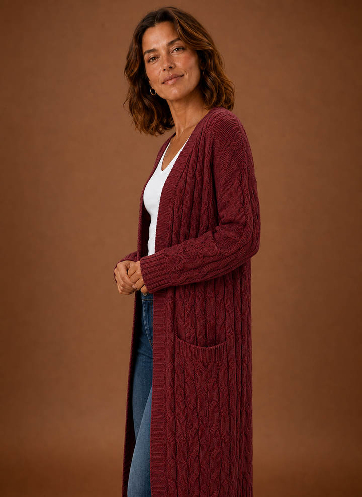 Frontansicht: Lange Damen Strickjacke mit Kapuze, offenes Design für einen lässigen Chic.