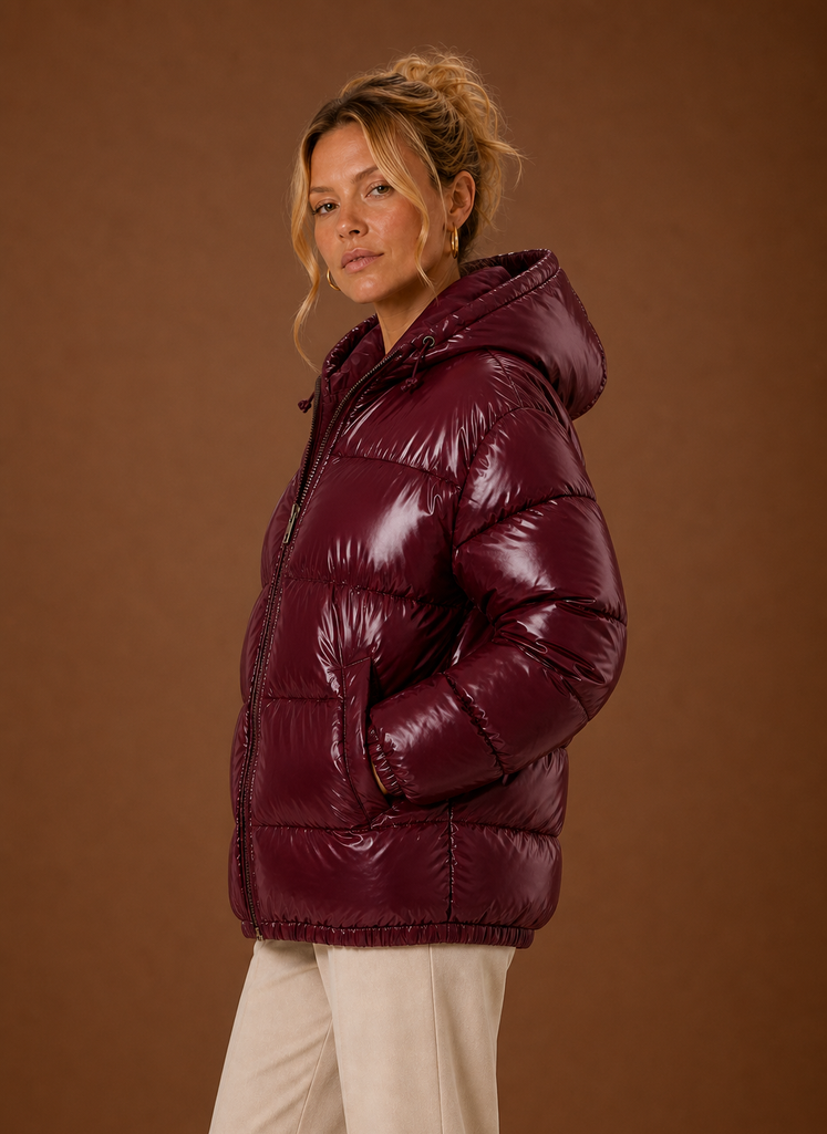 Detail der schwarzen Oversized Steppjacke: Reißverschluss & Taschen, praktische Damen Herbstjacke.