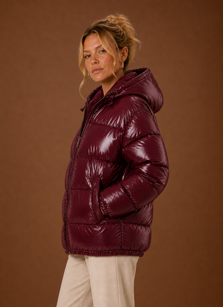 Detail der schwarzen Oversized Steppjacke: Reißverschluss & Taschen, praktische Damen Herbstjacke.