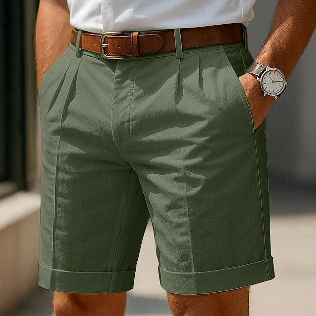Komfortable Herren Bermuda Shorts mit eleganten Falten. Luxuriöse Kurzhose für einen stilvollen Sommer-Look.