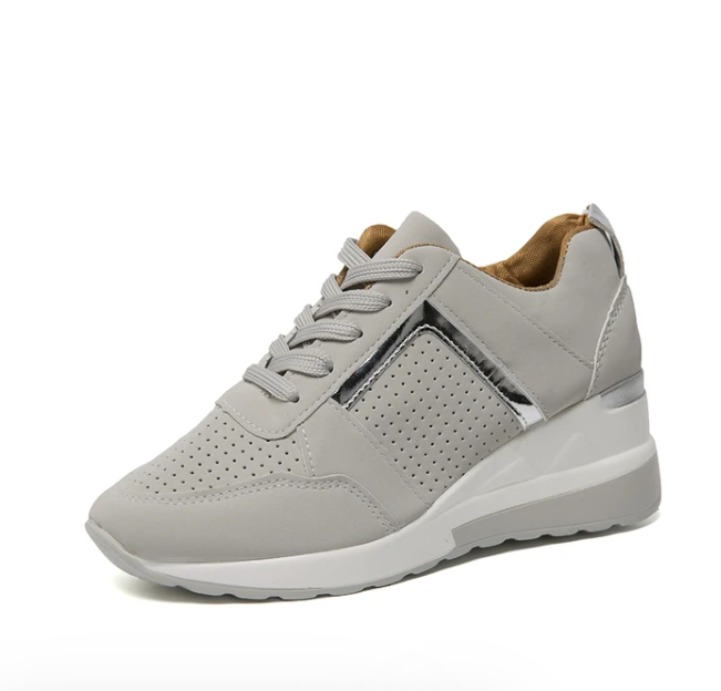 Paar Damensneaker, bereit für Frühling und Sommer. Stylische, komfortable Alltagsschuhe mit niedrigem Absatz.