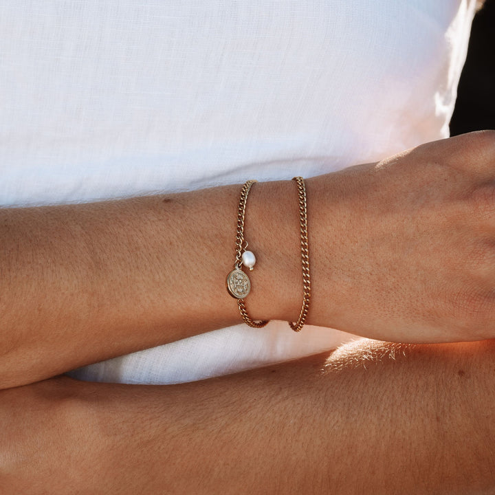 Glänzendes Damen Gold Armband mit stilvollem Münzanhänger & Süßwasserperle, wasserfest & hypoallergen.