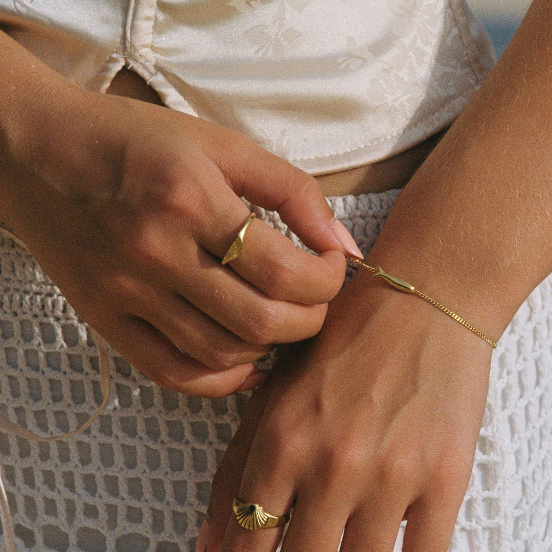 Gold Damen Armband mit Fischanhänger als Geschenk. Wasserfest, hypoallergen, verstellbar & langlebiger Edelstahl.