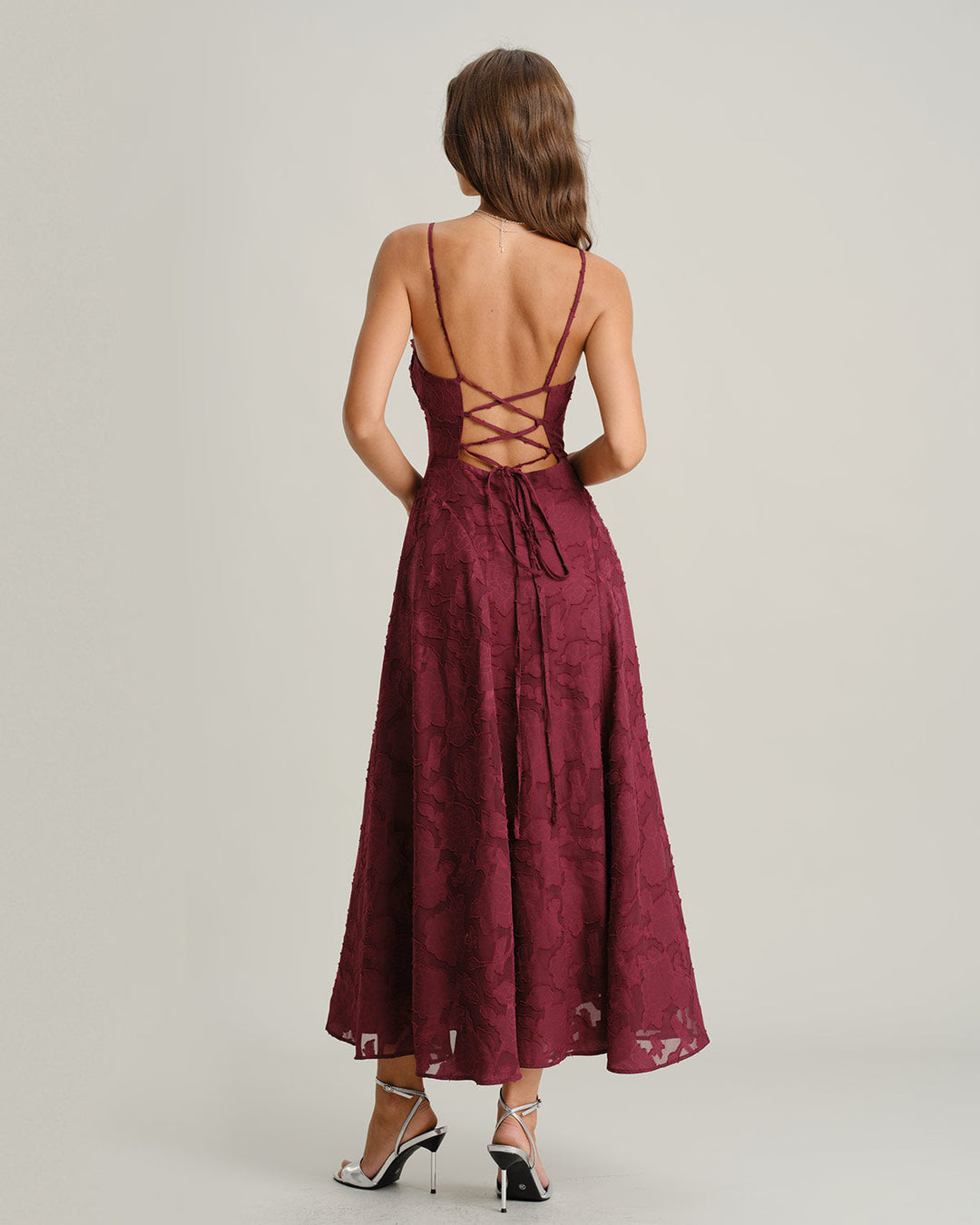 Weinrotes Damen Maxikleid im A-Linie-Stil, elegant mit drapiertem Ausschnitt und Blumenmuster. Perfekt als Party- oder Abendkleid.