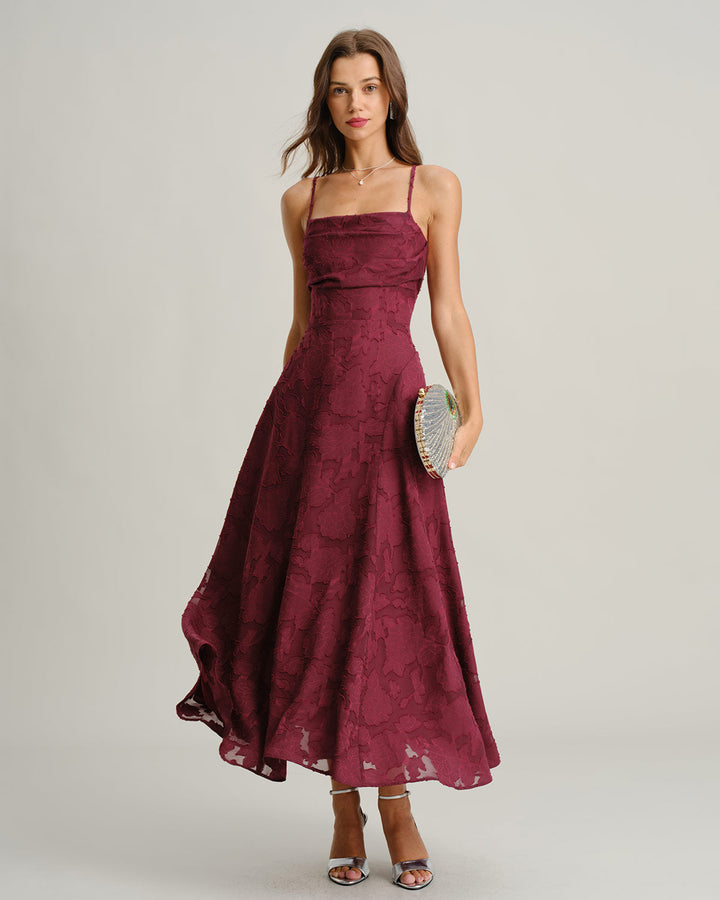 Festliches weinrotes A-Linie Maxikleid für Damen. Elegant mit drapiertem Ausschnitt und fließendem Stoff für Hochzeiten.