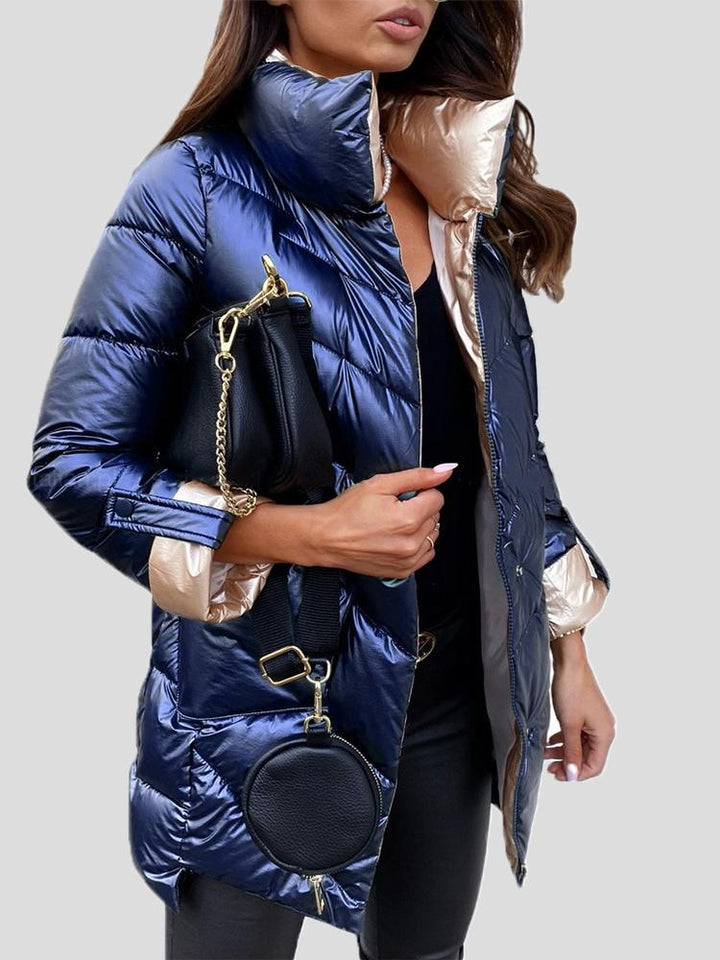 Kuscheliger blauer Damen Wintermantel. Warme Pufferjacke, ideal für kalte Wintertage & stilvolle Mode.
